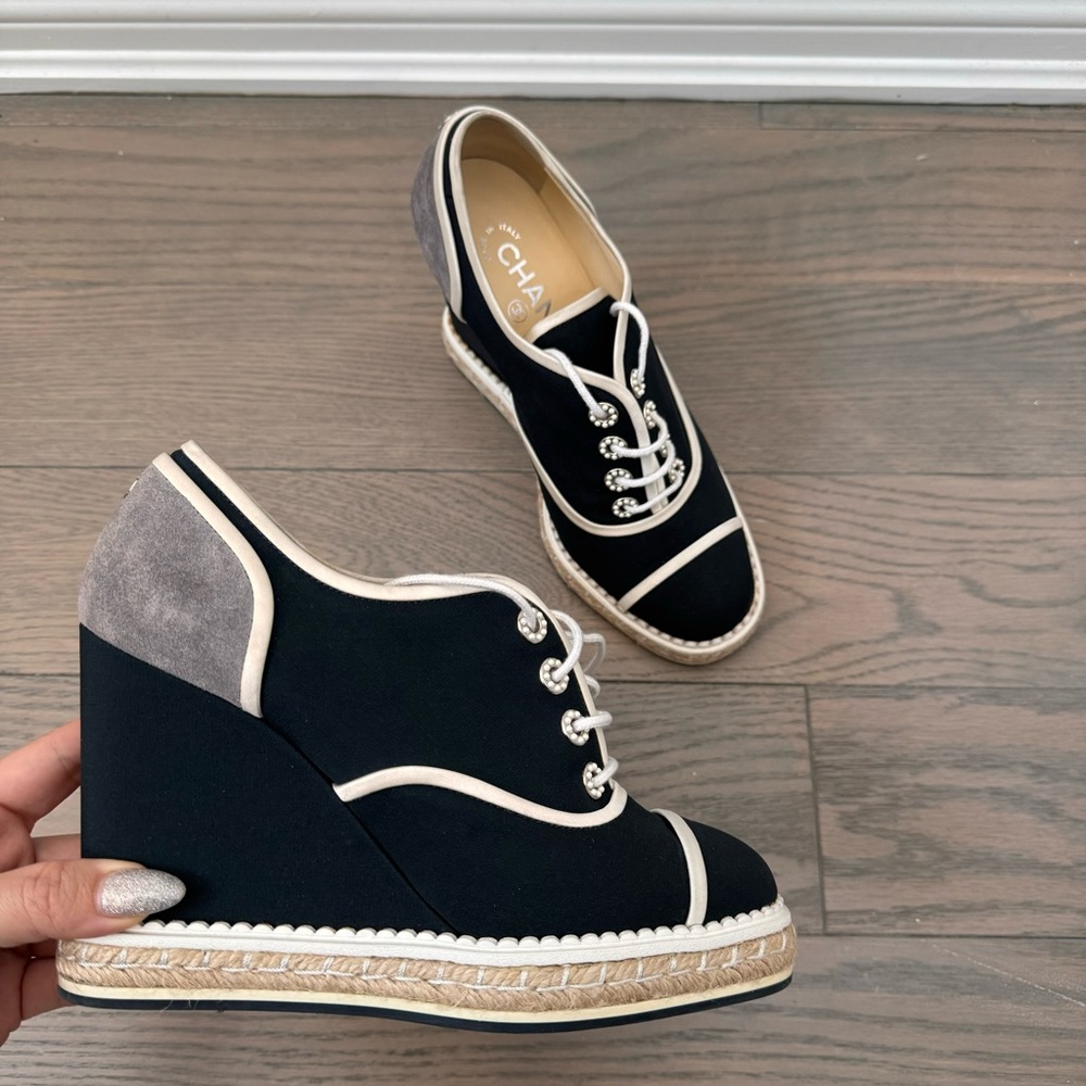 CHANEL Cruise 2016 Espadrille Wedges 39 Navy Canvas Faux Pearl Jute Trim Satin